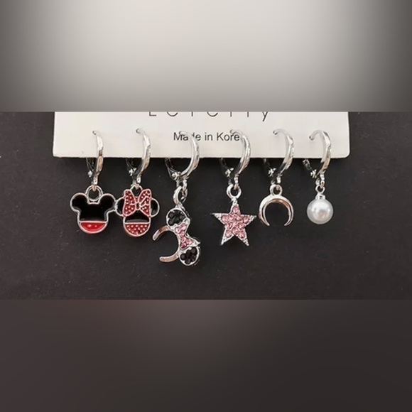 🔥SALE🔥 925 Silver Plated Mickey & Minnie Mouse Huggie Hoop Mismatched Earrings - Picture 1 of 3